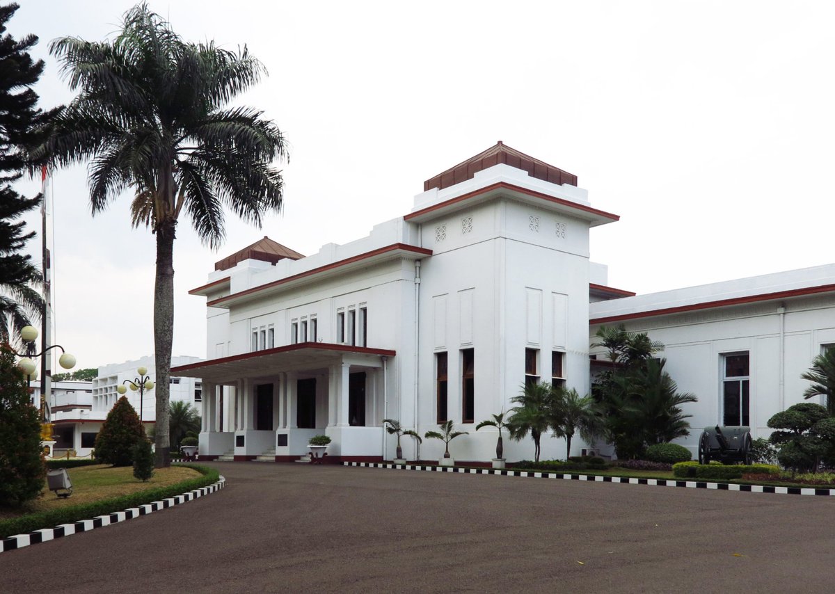 Outstandjing's tweet photo. Hindia Belanda udah duluan sadar pentingnya udara sejuk supaya Birokrat bisa kerja bener

Makanya tahun 1920 dicanangkanlah Ibu Kota pindah ke Bandung 🤌 https://t.co/WEQJirlUpH
