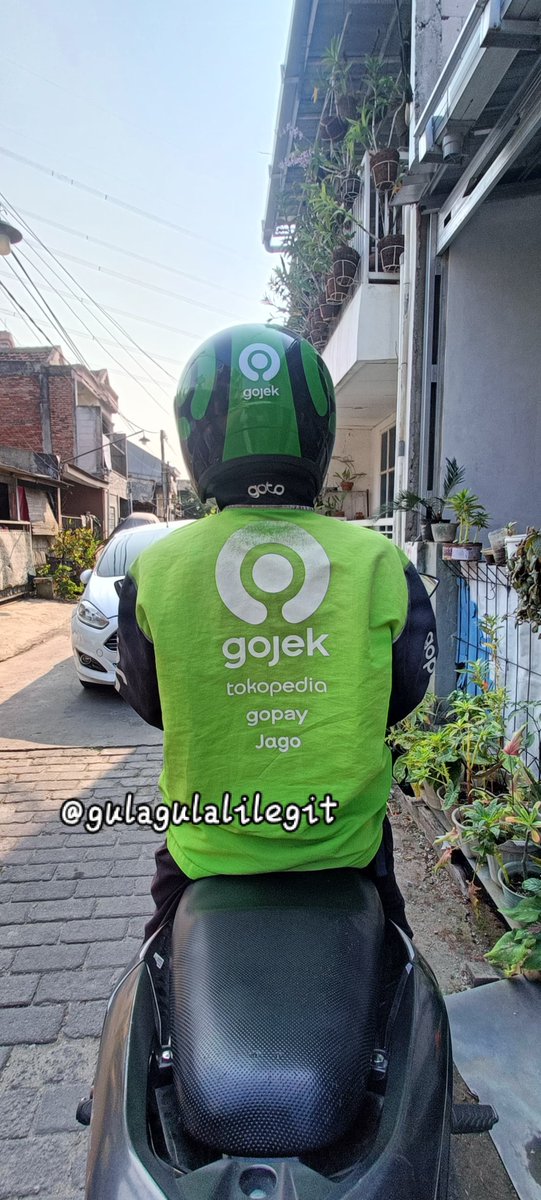 gulagulalilegit's tweet photo. Konten tadi bikin aku senyum sendiri, karena jadi inget waktu naik ojol. Tiba2 hujan gerimis sedangkan aku buru2 krn ada pertemuan, Tapi Jas hujan cuma ada 1 bapak ojolnya malah kasih ke aku sejujurnya aku gak tega banget tp bapak ojolnya maksa biar bisa anterin tepat waktu juga https://t.co/GgLAvckHGq