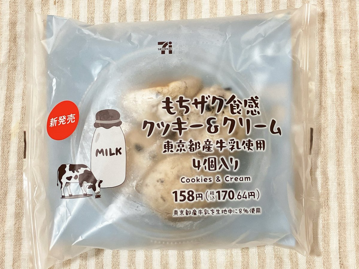 02_z3's tweet photo. セブンイレブン もちザク食感クッキー＆クリーム。常温商品。生地自体がクッキークリーム風味でバニラのような甘さとココアクッキーのほろ苦さがあり、もっちりもちもち。そこにザクザク食感のビスケット入りクリームがミルキーな甘さをプラス。冷やすとスイーツ感が増しておいしかった。 https://t.co/s6LdozZWdM