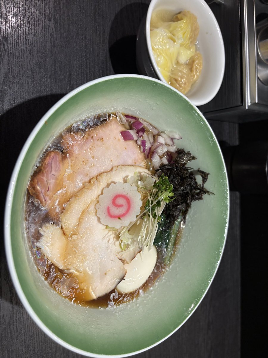 touka0795's tweet photo. 横浜の維新商店！
仕事で近く来ることちょいちょいあって、メインの生姜醤油ラーメンは何度か食べてるから
限定の冷やし煮干しラーメン食ってみたけど安定の美味しさだった～
ここのラーメンまじ何食っても美味い https://t.co/o10UO5RzY1