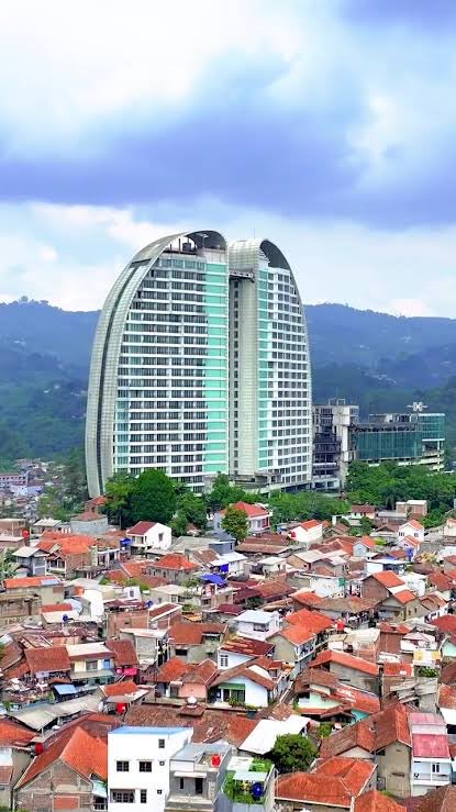 kemgelapan's tweet photo. Ah ini dia sang pendiri salah satu gedung kegelapan https://t.co/o771Nuv4Sb