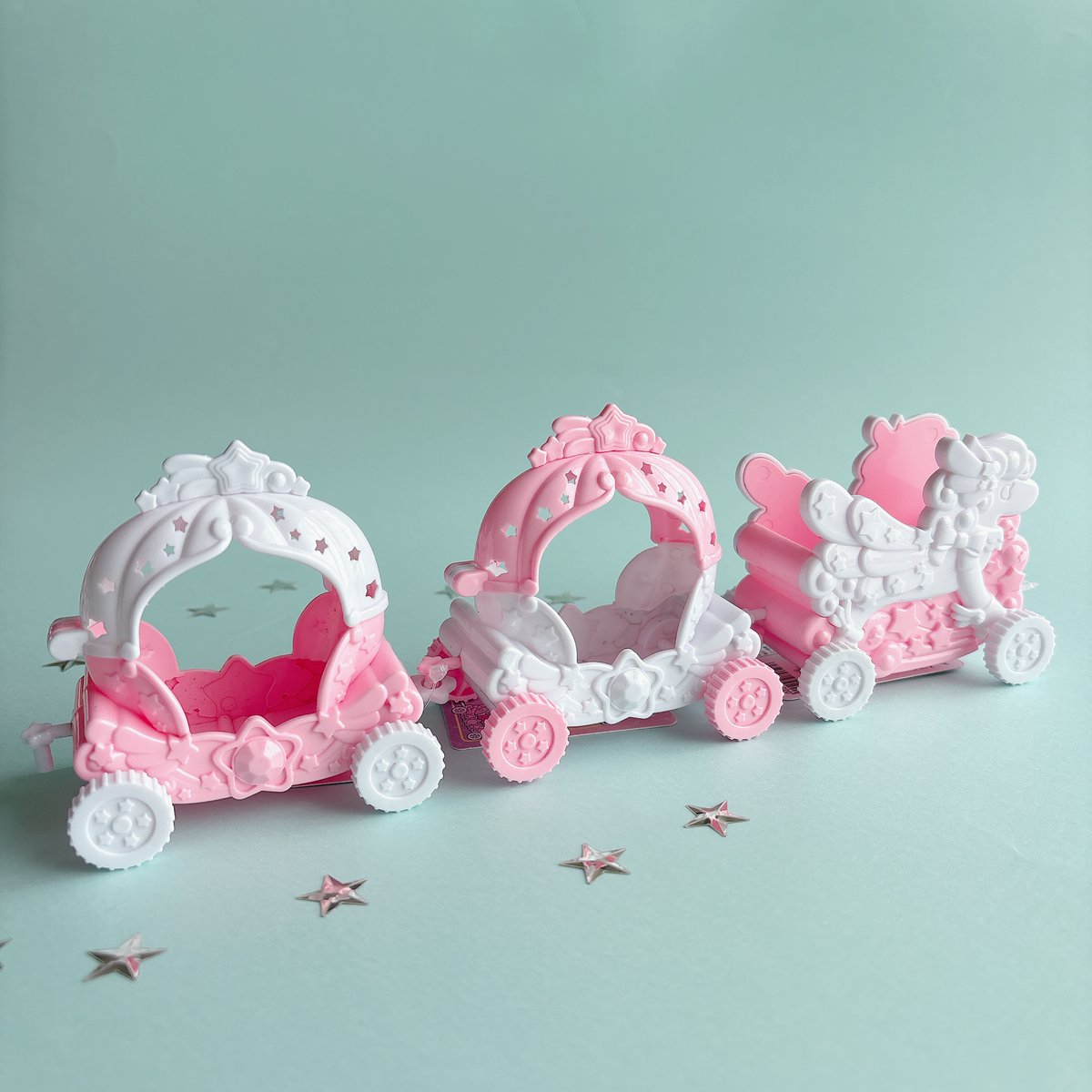 cando_official's tweet photo. メルヘンでかわいいミニチュアシリーズです🌈

■メルヘンパレード
品番 4977498251220
■メルヘンカート
品番 4977498251237
■メルヘンソファ
品番 4977498251244

【価格：220円（税込）】
■メルヘンブランコ
品番 4977498251251

※店舗により取り扱いのない場合がございます。あらかじめご了承ください。

#キャンドゥ #100均 #ミニチュア #推し活
