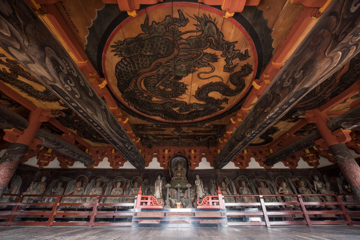 daitokuji2026's tweet photo. 長谷川等伯の天井画を再現！

桃山時代を代表する絵師・等伯は、大徳寺三門の天井や柱に、龍や仁王の絵を描きました。
通常非公開であるため、鮮やかな色が残っている貴重な作品です。

本展ではこの天井画の複製とともに大徳寺三門の内部を東京国立博物館に再現。利休が見た世界を一緒にお楽しみいただけます。
#大徳寺展