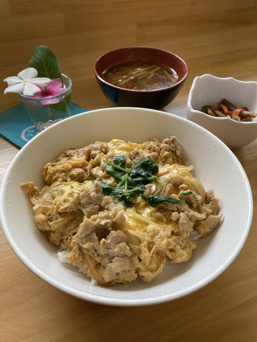 ranmanhanacafe's tweet photo. 今日のランチは親子丼🐓
ふんわり卵とやわらかな鶏肉が絡む、ほっとする味わいの親子丼✨だしの旨みたっぷりで、ご飯がどんどん進む一杯です☺️
ご来店お待ちしております🙇

#安房医療福祉専門学校南房総校 
#南房総市 #花カフェ #らんまん  
#学生食堂 #ランチ #コーヒー  
#スイーツ #テイクアウト https://t.co/ebp3FmGp5K