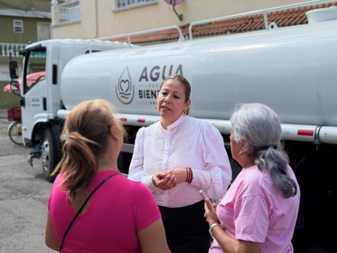 ContrastesdePue's tweet photo. 👏🏻💧 Llevar agua a familias poblanas es un acto de justicia social, afirma #LauraArtemisa https://t.co/8ychte1rIx https://t.co/m7fhy9OHDM