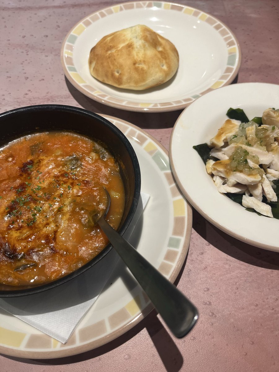 mkcpmst3's tweet photo. サイゼくるといろいろ食べたいもので迷うんだけど結局変わり映えしない
ミネストローネはだいたい固定メンバー https://t.co/L55wvgKvN0