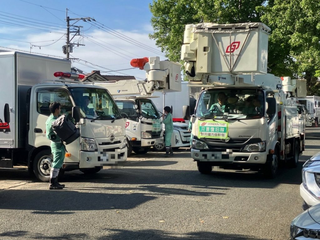 YONDEN_kinkyu's tweet photo. 令和8年熊本地震により被害を受けられた皆さまに、心からお見舞い申し上げます。

応援要員は現在、九州電力送配電の指示のもと、高所作業車等により、被災地の配電設備の復旧作業にあたっております。

引き続き、安全第一に、九州電力送配電をはじめとする関係者と協力し、電力の早期復旧に取り組んでまいります。