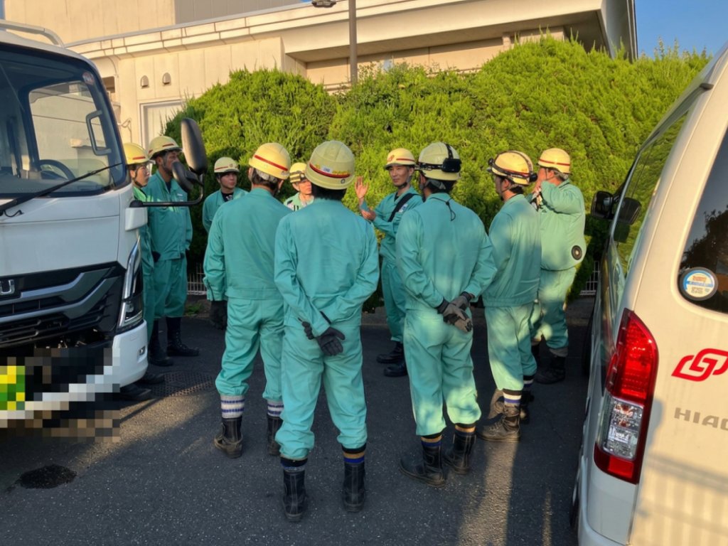 YONDEN_kinkyu's tweet photo. 令和8年熊本地震により被害を受けられた皆さまに、心からお見舞い申し上げます。

応援要員は現在、九州電力送配電の指示のもと、高所作業車等により、被災地の配電設備の復旧作業にあたっております。

引き続き、安全第一に、九州電力送配電をはじめとする関係者と協力し、電力の早期復旧に取り組んでまいります。