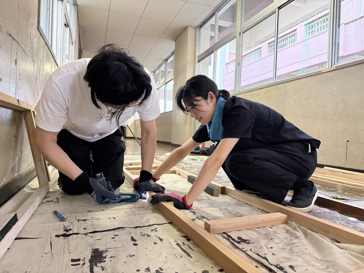 imap_since2019's tweet photo. 先日は大道具DAYでした🔥

猛暑猛暑猛暑…
しっかり水分補給をしながら
作り上げていきます🔨

ご予約も増えてきております。
ご観劇予定の方はお早めに🎫

【予約フォーム】
https://t.co/1sbRodffnS

#iMap
#燕のいる駅 https://t.co/yvhY2MEi7S