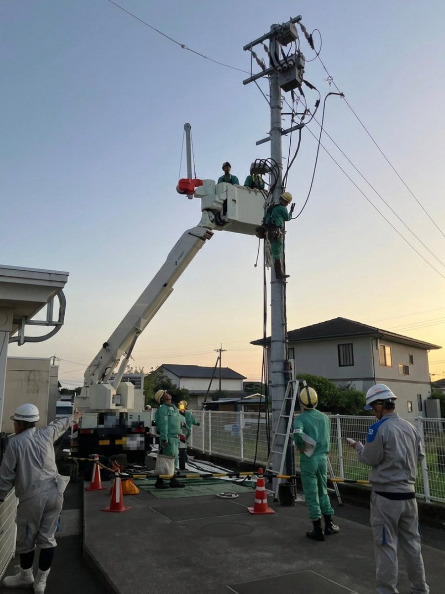YONDEN_kinkyu's tweet photo. 令和8年熊本地震により被害を受けられた皆さまに、心からお見舞い申し上げます。

応援要員は現在、九州電力送配電の指示のもと、高所作業車等により、被災地の配電設備の復旧作業にあたっております。

引き続き、安全第一に、九州電力送配電をはじめとする関係者と協力し、電力の早期復旧に取り組んでまいります。