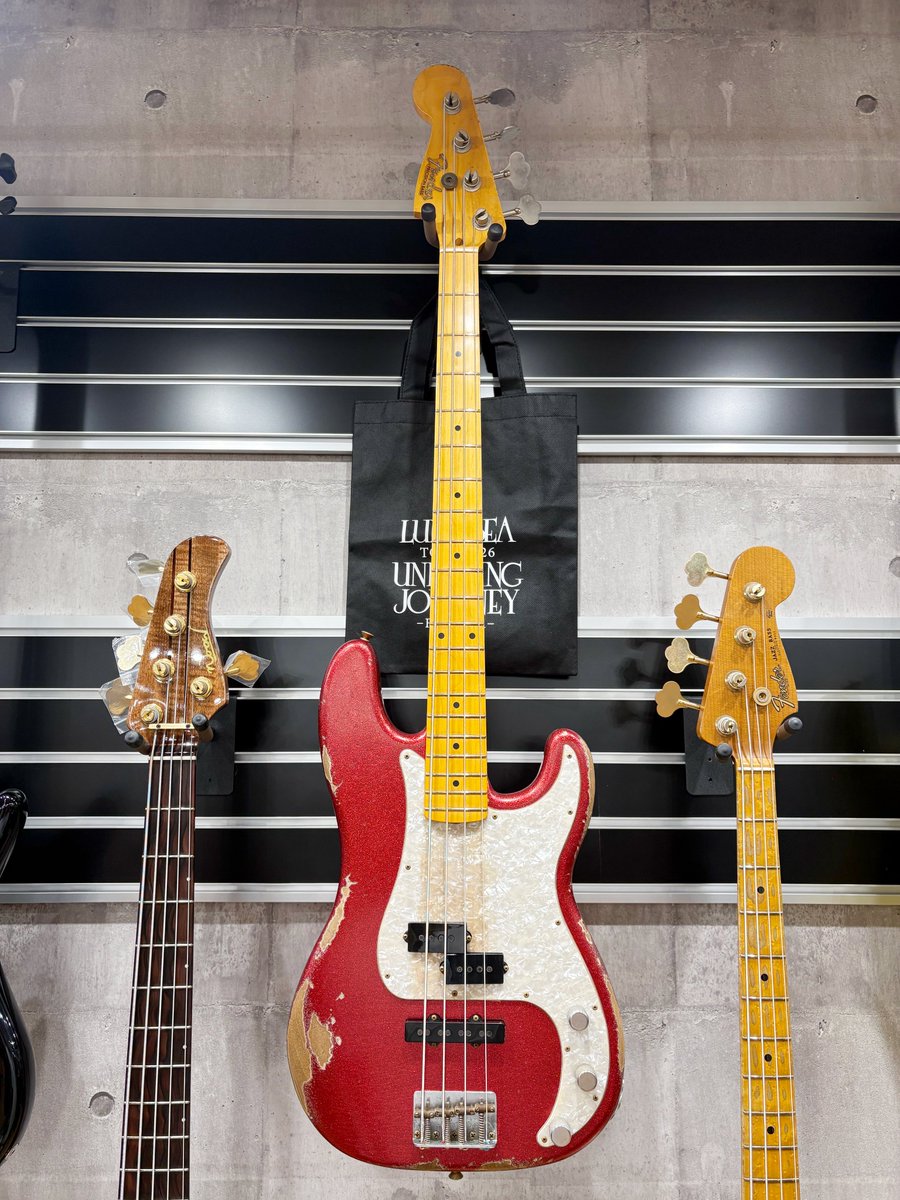 MIKIBASSSIDE's tweet photo. オリックス劇場から程近いリズムスクエアでは"J Precision Bass PJ / King's Red Sparkle"ドンズバモデルを展示中!🔥🤘🔥
本日は大阪公演2Day🖖
熱中症対策も兼ね涼しい店内でご覧ください!
当店SLAVEは大阪通算4日目は留守番...楽しんで来てください🤘
#LUNASEA
#Fender
#RHYTHMSQUARE
#BassSide https://t.co/yTKPXDPggM
