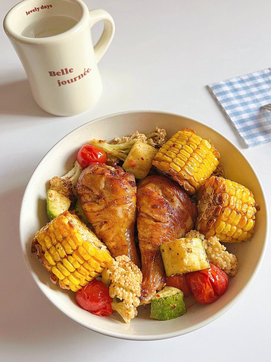 tfokf83896269's tweet photo. Lunch just hit different Fresh grilled chicken, crisp veggies, and a zesty lemon dressing—quick, healthy, and totally satisfying for a busy weekday. #EverydayEats https://t.co/67jtxUrulw