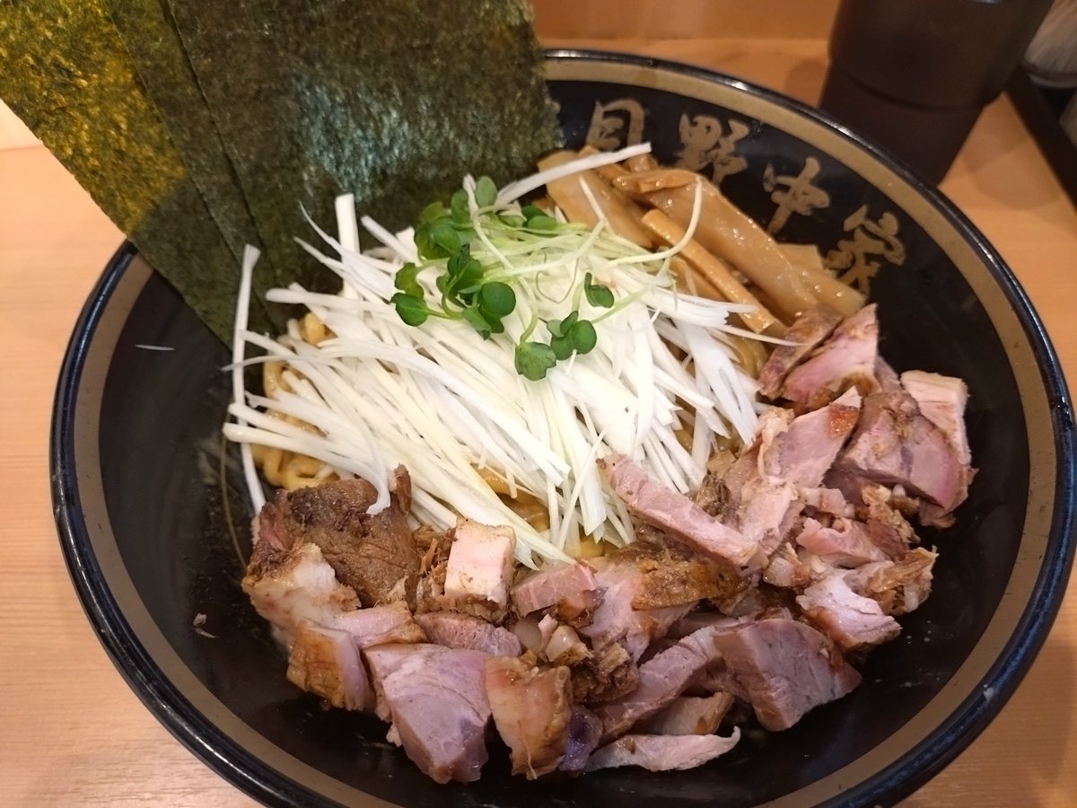 3104un's tweet photo. お昼は前から気になっていた野中家の油そば。並盛と中盛が同料金だったから中盛にしたけど、具材のチャーシューがどっさり乗ってたからライスを頼んでミニチャーシュー丼にカスタムしても良かったな🍜 https://t.co/GdHQXiFdUj