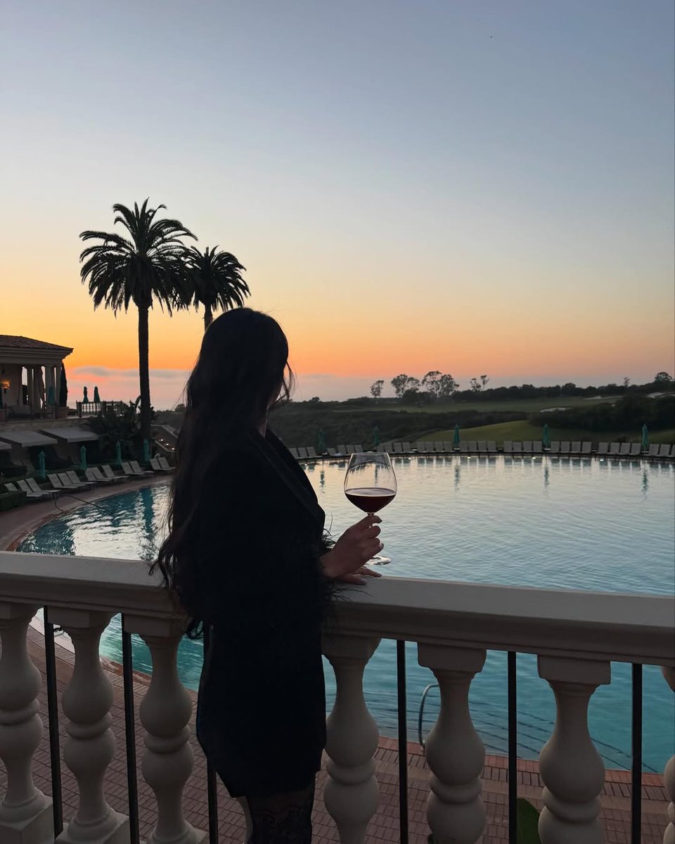 Tiffany5Yang's tweet photo. Save the poetry for aCalifornia evening  halfa glass of sunset, half aglass of a gentle buzz🌅🍷 https://t.co/ZHnNm1KHYG