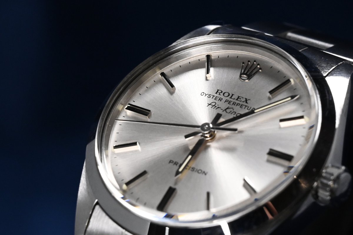 HanabusaWatch's tweet photo. 【Words｜W003　サンレイダイヤル】

文字盤の仕上げのひとつで、中心から外周へ向かって放射状の筋目が施されたダイヤルのこと。

光の反射によって表情が変化し、見る角度や環境光によって印象が大きく変わります。

静かな中にも動きがあり、ヴィンテージ・現行問わず人気の高い仕上げです。

また、この放射状のヘアライン加工は専用設備によって施されるため、リダン（文字盤の再塗装）でオリジナル同様に再現することは非常に困難とされています。

そのため、ヴィンテージウォッチではオリジナルのサンレイダイヤルが高く評価される理由の一つになっています。

ダイヤルは、光とともに表情を変える存在です。

言葉を知ると、時計はもっと面白くなる。

#時計 #ヴィンテージウォッチ #時計用語