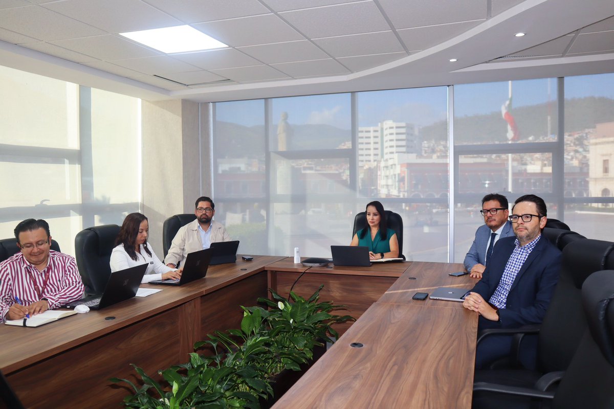 Esther_RamirezV's tweet photo. Cada decisión en materia hacendaria requiere planeación y coordinación. Sostuve una reunión con las subsecretarías y áreas de @Hacienda_Hgo para analizar los temas prioritarios que forman parte de la agenda institucional.

Este ejercicio de diálogo y colaboración fortalece la toma de decisiones y da continuidad al trabajo que realizamos por Hidalgo.

#PrimeroElPueblo #EstherRamírez
