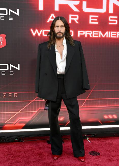 TaHh003's tweet photo. BBC纪录片《Jared Leto: Hollywood's Dark Secret》，揭露4名女性指控Leto性犯罪，指控事件橫跨 2002 至 2016 年，年齡介於 16 至 19 歲。还有6名女子自爆年轻时曾接过谢勒的来电作性暗示。Leto代表发声明“我一生从未性侵任何人”，否认全部指控。
📌 https://t.co/pKm58esocL
#JaredLeto #BBC #好莱坞 https://t.co/wzUhS9PfNG