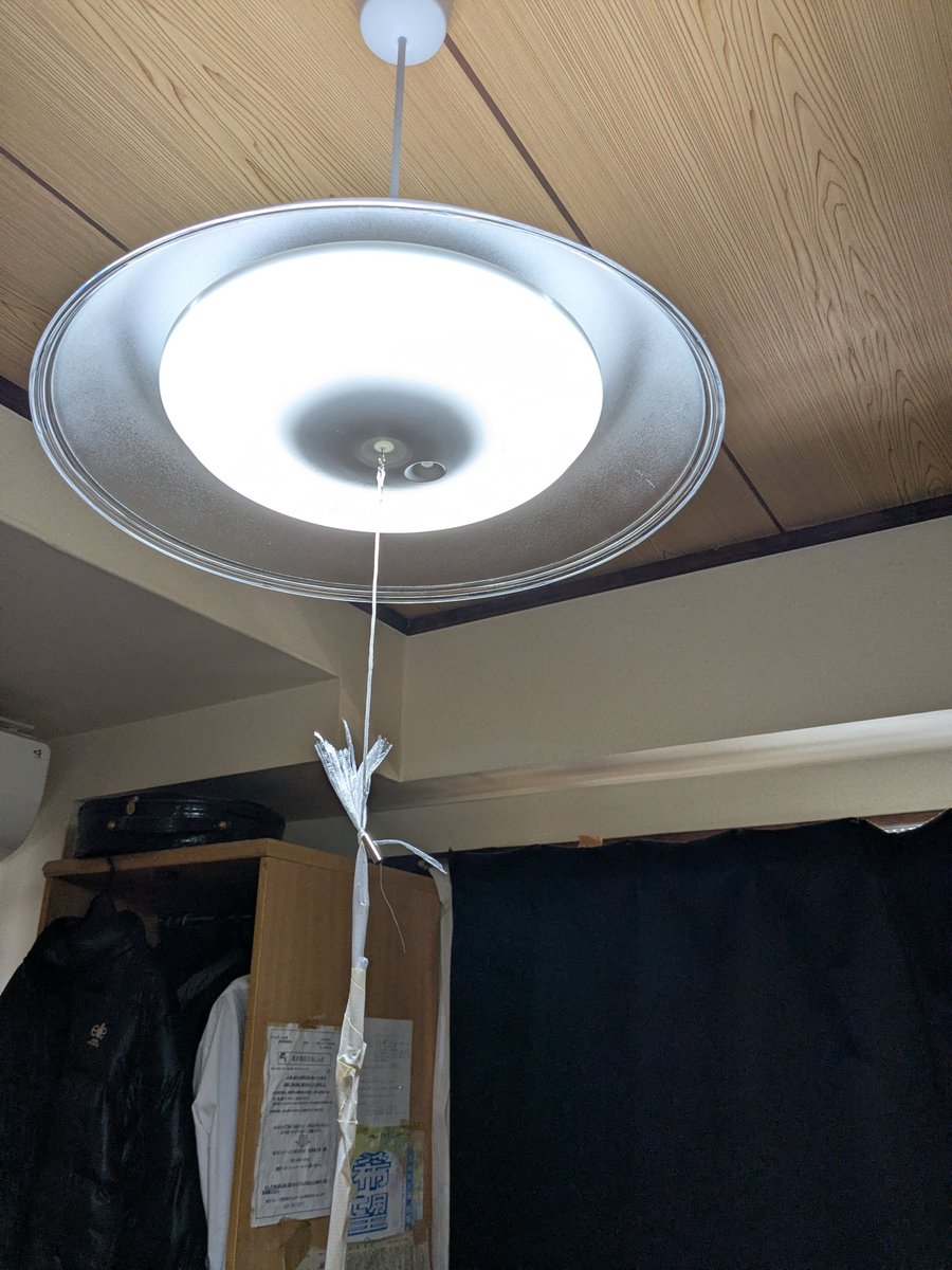 norizoope's tweet photo. やらなきゃと思ってたことの１つ、両親の部屋の電気をLEDにしました。 https://t.co/tSFTf9ljrr