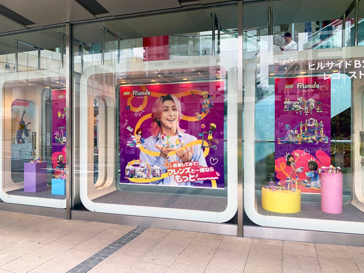 sogohodopopeye's tweet photo. 六本木ヒルズ メトロハット/ハリウッドプラザディスプレイにレゴ®クリエイティブフレンド #佐久間大介 さんと一緒に楽しむ  #レゴフレンズ キャンペーン ビジュアルが展示されています👀
佐久間さんの両サイドには組まれたレゴも展示され、ポップな世界観を醸成しています✨
https://t.co/kcX6pZyPDv https://t.co/uTlzb0ySji