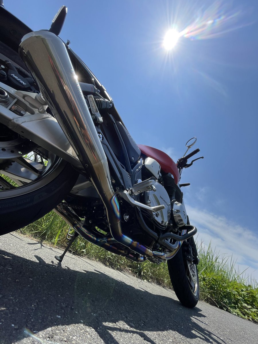 Hata8133's tweet photo. 夏☀️だね〜❗️
最高だぜ😆
案外空冷CBも熱にめげないね❗️
元気元気😃
iPhoneは熱で死んでる・笑
暑いからバイク乗らない⁉️
暑いからバイク乗るんだよ‼️
乗ったら涼しいぜ〜❗️
#CB1100RS
#SC65
#バイク
#夏
#summer https://t.co/SlDSh8V0c4