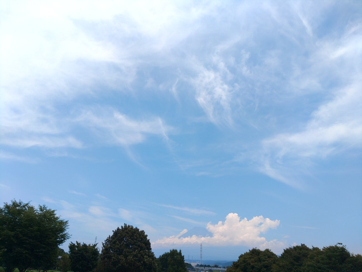 PomestarPink's tweet photo. こ～んに～ちは～👐
全体的に霞んでますね～😅
#イマソラ #富士山 #富士市 https://t.co/jJaeriiyWm