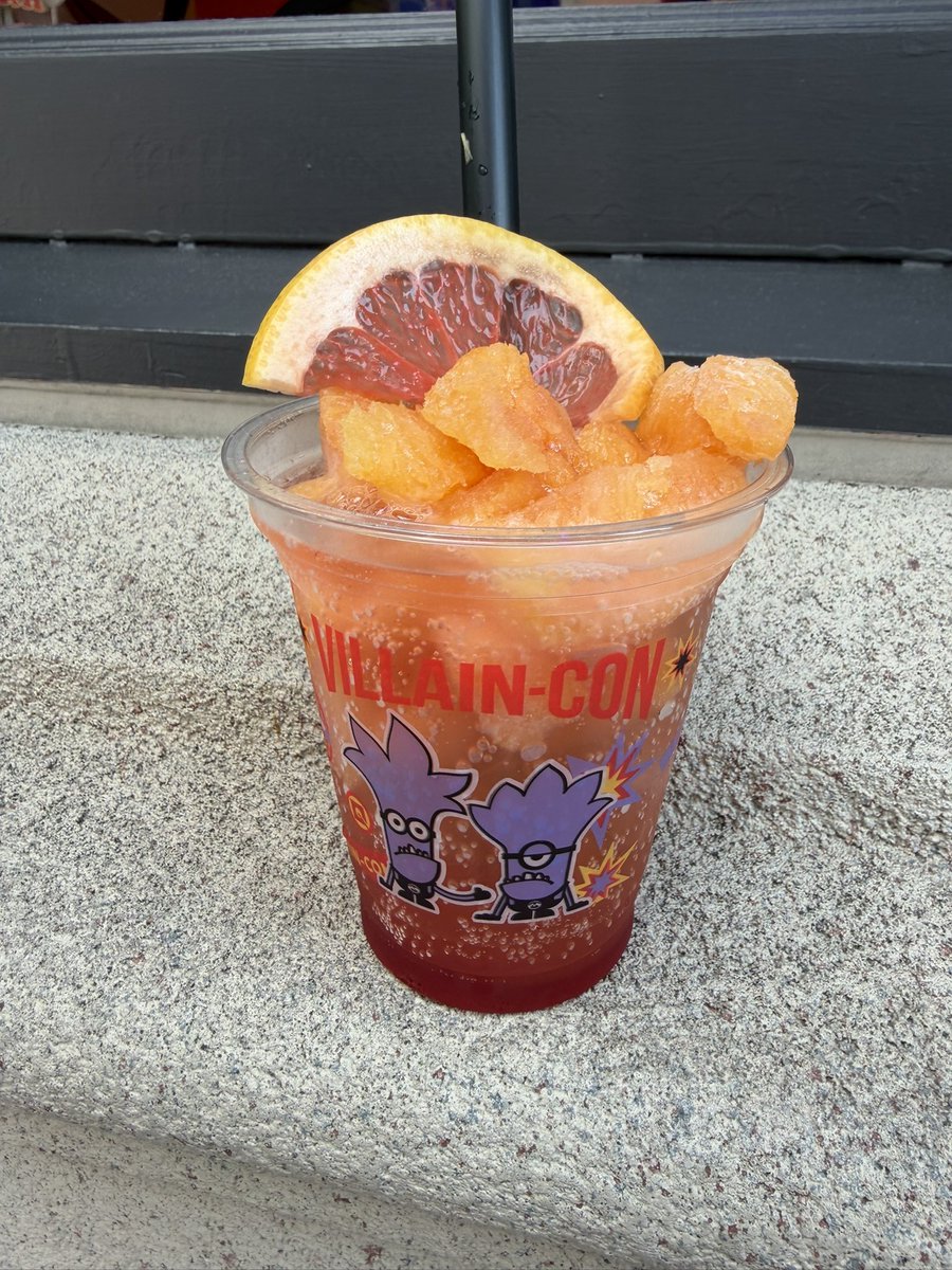 nanami_usj's tweet photo. ✨フード４１✨

イーブル・イーツ🍽️

クラッシュ！大悪党のブラッドオレンジ・フローズンソーダ🥤✨
夏って炭酸飲みたくならない⁉️
上にのってるオレンジが凍ってて冷え冷えでした🧊
みかん大好きだからおいしかったぁ🍊♡
#USJファン
#USJフード調査隊 https://t.co/y60sTjVmzR