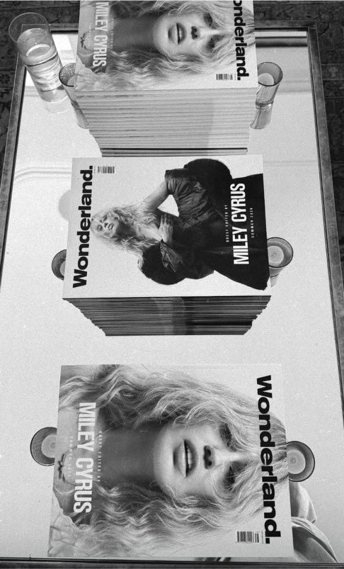 TudoMiley's tweet photo. 🚨 Um evento está sendo realizado neste momento no Chateau Marmont para o lançamento da edição da revista Wonderland estrelada por Miley Cyrus.

— “Esta edição é apenas um gostinho do que está por vir. Estamos apenas começando.” https://t.co/MMRtud67HM