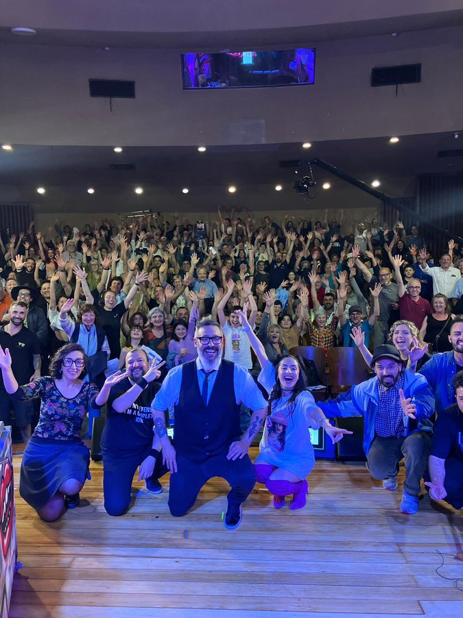 riverafrutos's tweet photo. En el Canal 12 están despidiendo gente, en TV Ciudad que no tiene casi rating están de fiesta, adiviná porqué es la diferencia... https://t.co/DKTTNdY2HW