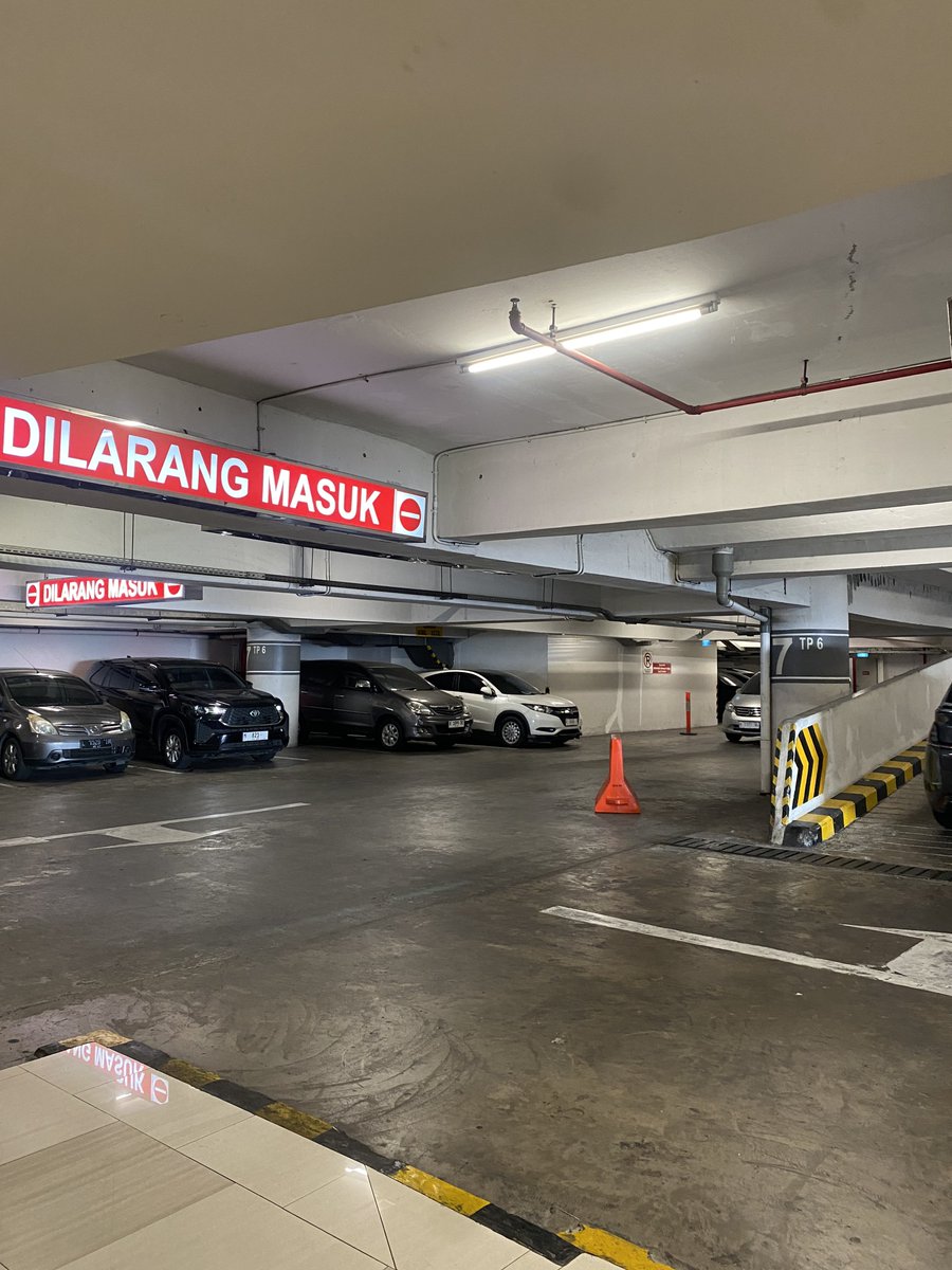 meyajuk's tweet photo. kalau ke TP emang harus difoto dulu mobil diparkir dimana… emang sih di dalem tp nya hafal, TAPI PAS DI PARKIRAN BERUBAH OON NYA NGOON BANGET sampe kesasar. 😭💔 https://t.co/hKe1n2RFup