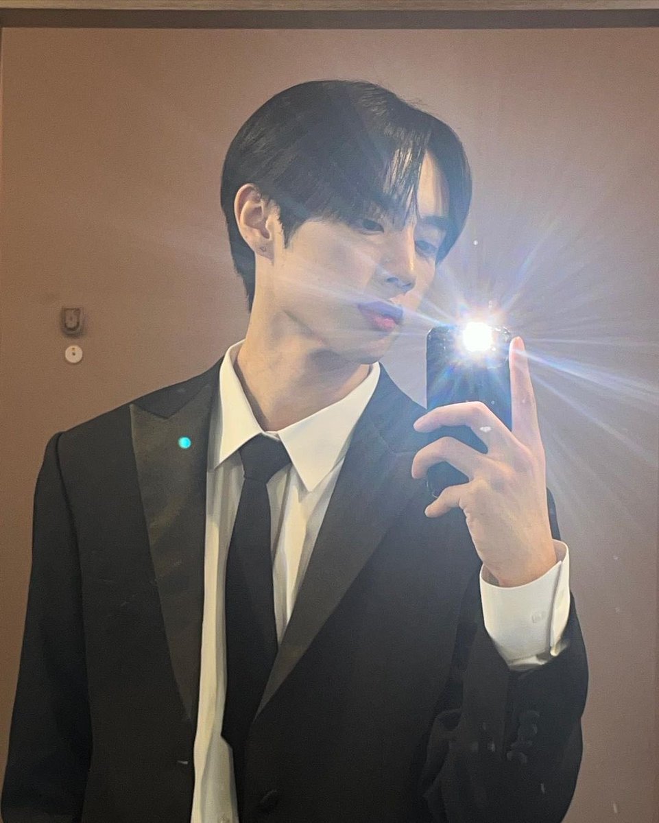ixaminya's tweet photo. 번외로 거울셀카까지 왼얼사임 https://t.co/oFjryzq92I