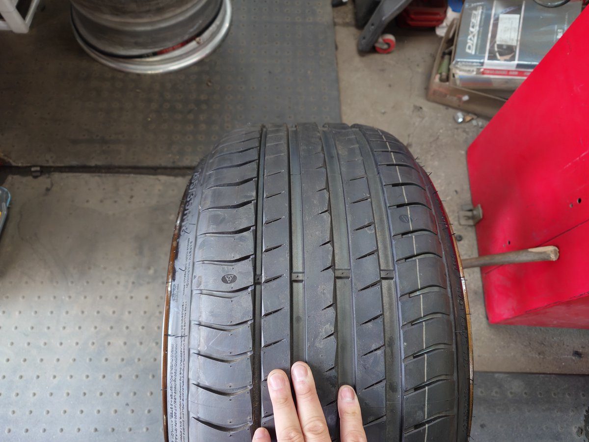 265/35R18はめてるのにホイール太過ぎてめっちゃ引っ張ってる問題