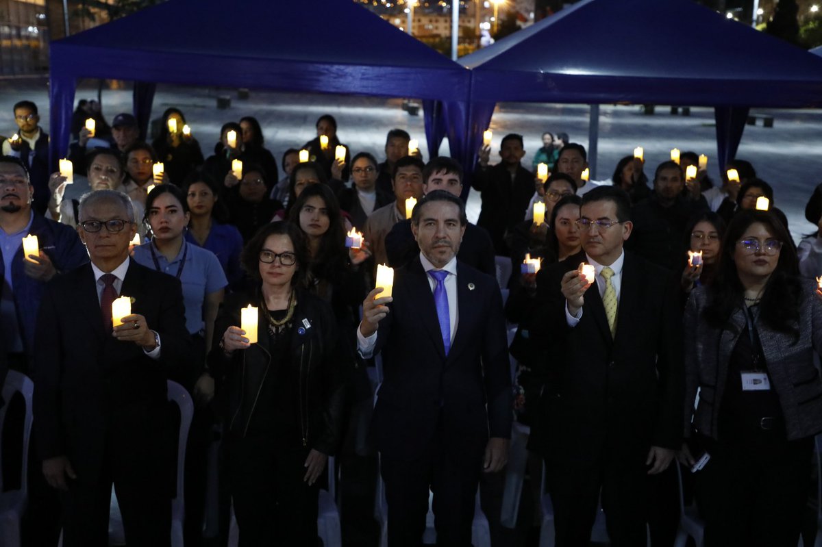 CancilleriaEc's tweet photo. En el #DíaMundialContraLaTrataDePersonas, la @CancilleriaEc participó, por invitación del @MinInteriorEc y @OIMEcuador, en una jornada de sensibilización orientada a prevenir este delito, fortalecer la protección de las víctimas y promover el respeto de los derechos humanos.

La jornada incluyó una feria informativa y una vigilia, espacios en los que el viceministro de Movilidad Humana, Saúl Pacurucú, reafirmó el compromiso del Ministerio con la prevención de la trata de personas y el trabajo articulado entre instituciones.

Estas acciones reflejan el compromiso del Gobierno Nacional para enfrentar este delito y proteger a las personas en situación de mayor vulnerabilidad.
