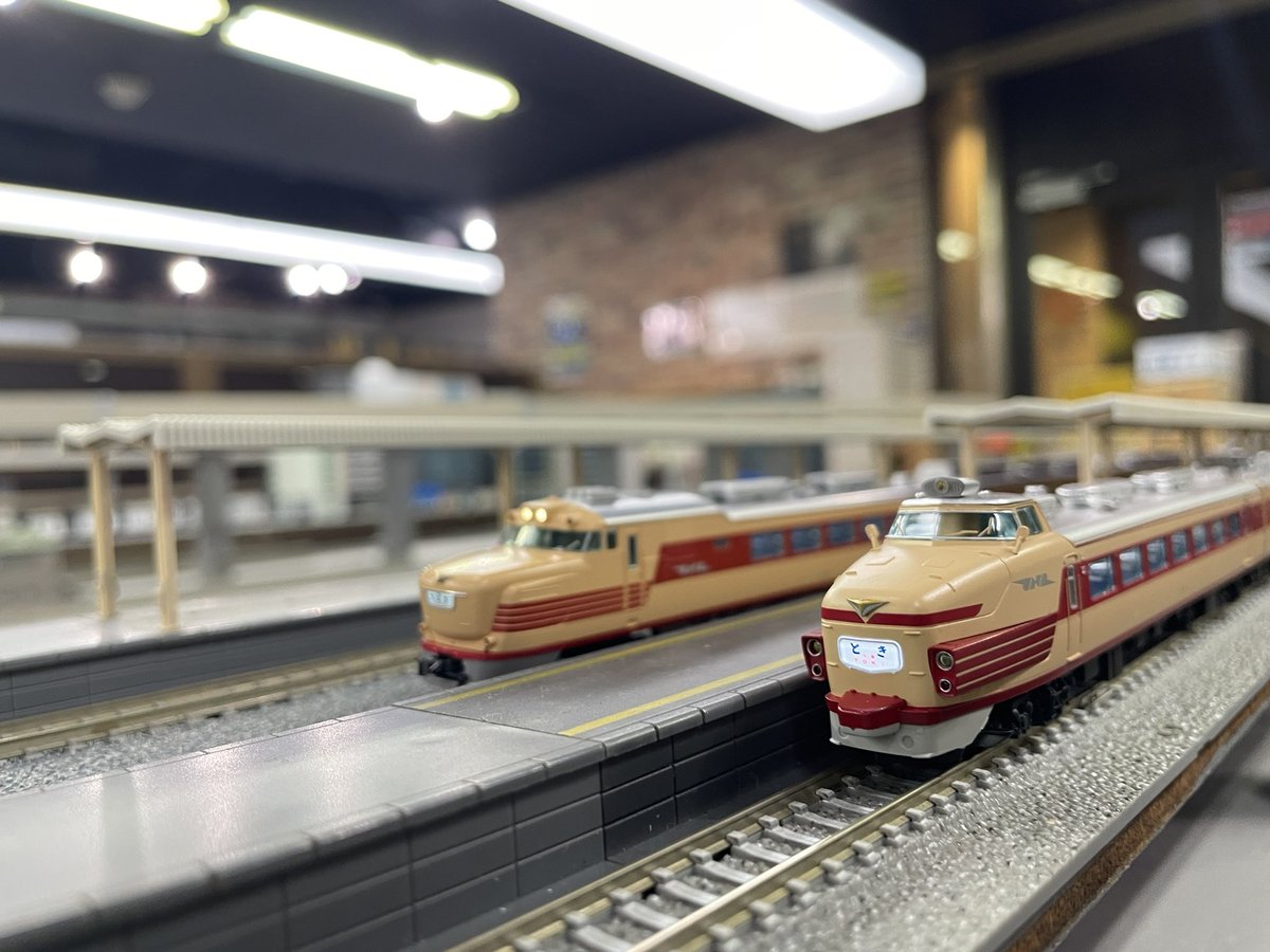 Omoiro_Remimyon's tweet photo. イラスト担当が多忙なのでお茶を濁します。

1960年台の上野駅をテーマに。
かつて上野駅は各地からの特急列車の終着点でした。
昔は特急列車でも5時間以上の所要時間だったのがほとんどだったので食堂車が当たり前に連結されてました。
それではここで一曲
井沢八郎さんで　あゝ上野駅 https://t.co/pdv9dooYKm