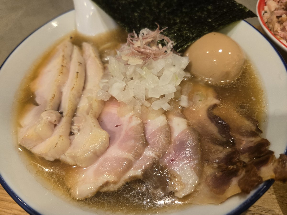 motoeiden's tweet photo. 煮干 閏
に行ってきました！
限定の冷し煮干し食べに…おや見慣れない食券がある。吊るしロース、うん頼もうw 
この季節にぴったりな冷やし煮干しはたまりません！チャーシュー三種、味玉はいつも通り旨い！
肉飯も旨い！吊るしロースは大判でデカくていいなぁと思いました！
ごちそうさまでした！ https://t.co/9yHiiKSwH9