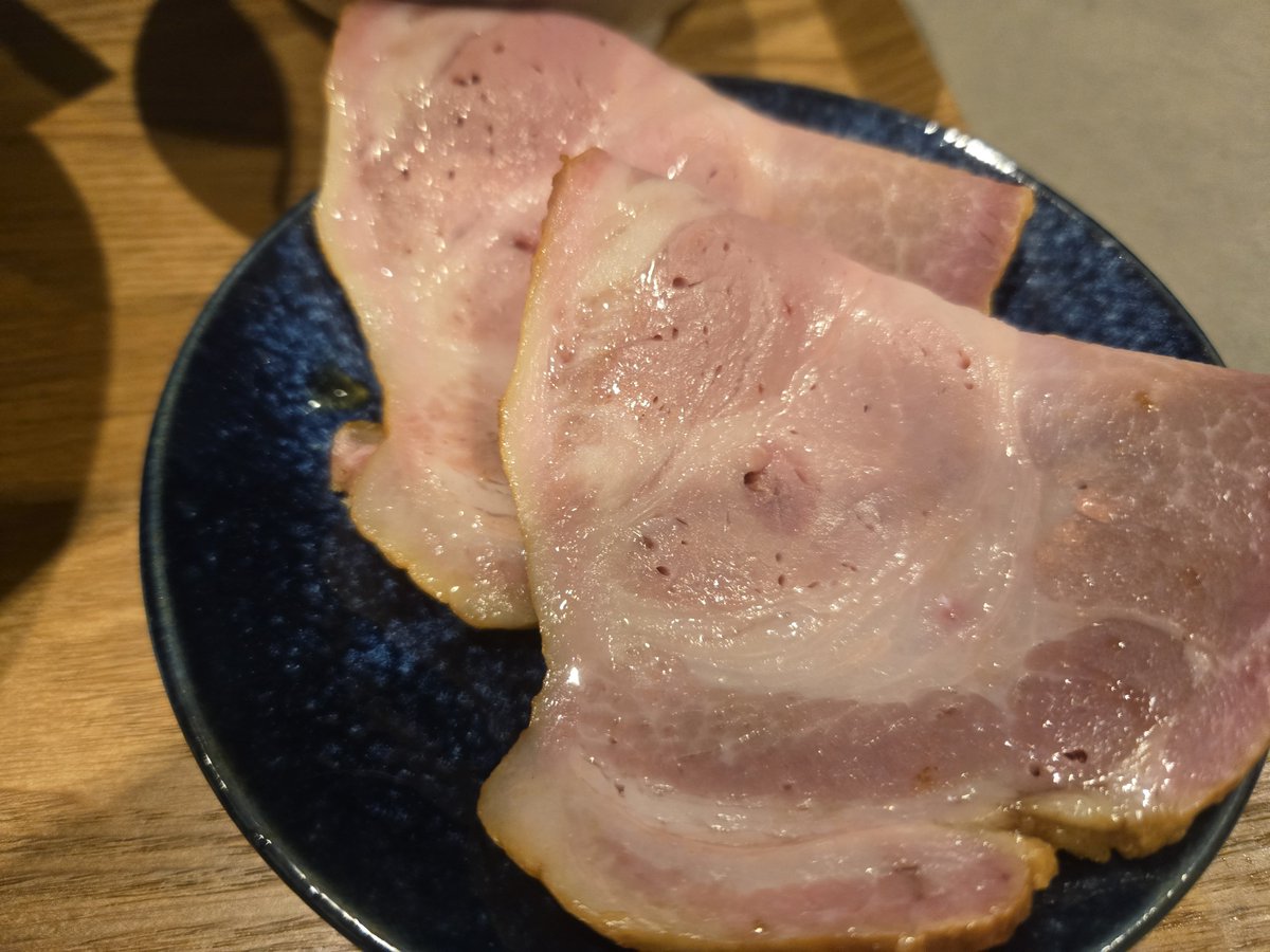 motoeiden's tweet photo. 煮干 閏
に行ってきました！
限定の冷し煮干し食べに…おや見慣れない食券がある。吊るしロース、うん頼もうw 
この季節にぴったりな冷やし煮干しはたまりません！チャーシュー三種、味玉はいつも通り旨い！
肉飯も旨い！吊るしロースは大判でデカくていいなぁと思いました！
ごちそうさまでした！ https://t.co/9yHiiKSwH9