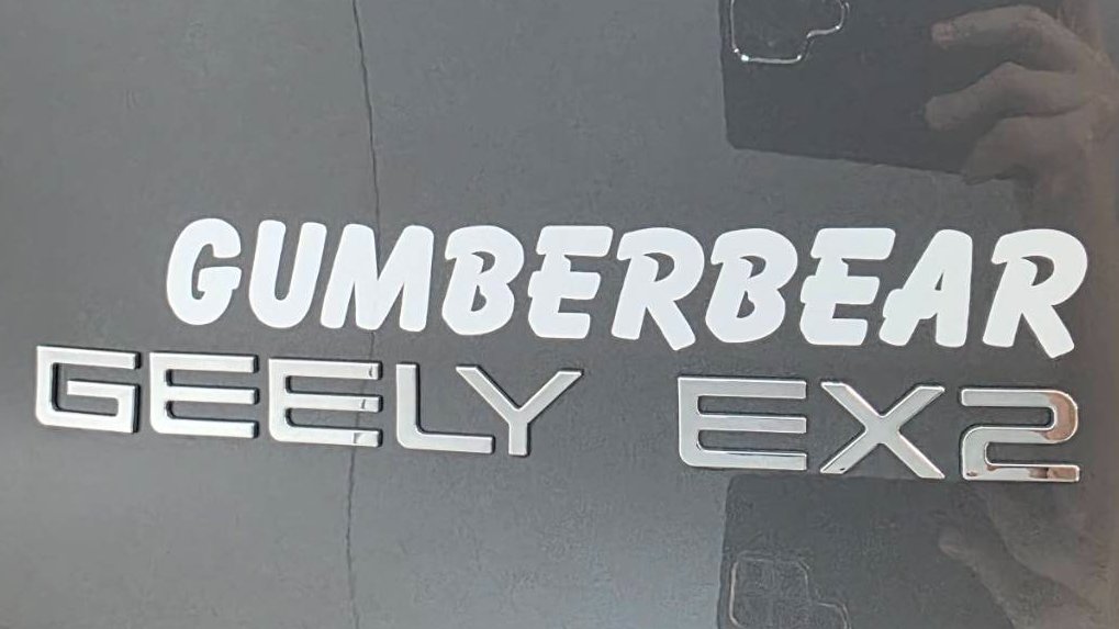 ChickHwang's tweet photo. ว่าด้วยเรื่องการซื้อ GEELY ที่โชว์รูมน้องหมวย 

จริงๆ เราดูรถไฟฟ้ามานานมาก ดูมาหลายยี่ห้อมาก ทดลองขับมาก็เยอะ เทียบราคา ฟังก์ชั่นมาหลายรุ่น สุดท้ายมาจบที่ GEELY EX2 เพราะฟังก์ชั่นที่ไม่ได้เยอะจนเกินไป พอขับได้อย่างปลอดภัยกับราคาเบาๆ และมันตัดสินใจง่ายขึ้นเพราะน้องด้วย เลยตัดสินใจซื้อง่ายขึ้นแล้วก็เลือกจะไปจองที่พัทยา โชว์รูมครอบครัวน้อง ถึงต้องเสียตังค์ค่าจดทะเบียนกทม.เพิ่มนิดหน่อย แต่นั่นแหละ มันพอจ่ายเพิ่มไหว ไม่ได้หนักหนาเท่าไร แต่สิ่งที่ได้จากการตั้งใจ support นี้ คือ "ความใส่ใจของหมิว" ทั้งเขียนกระโน้ตแผ่นเล็กๆ ให้ ทั้งสั่งอาหารให้ทานกันในมื้อกลางวัน บอกตรงๆ ไม่ได้คาดหวังอะไรแบบนี้เลย 

แรกเริ่ม คุยกับเพจของ GEELY พัทยา ถามว่าใช้โชว์รูมครอบครัวน้องมั้ย เขายืนยันว่าใช่ แล้วส่งเซลล์มาให้คุยด้วย พี่เซลล์ก็น่ารัก บอกว่า เดี๋ยวบอกเจ้านายให้ 

หลังจากตัดสินใจจอง เราไปงานบอล และบอกหมิวว่า เราจองรถที่โชว์รูมหมิวนะ หมิวทำท่าทางยียวน และบอกว่าจะบอกป๊า และเรียกเราคุณลูกค้า 

จากวันนั้น ก็รอแบบลืมไปแล้ว จนวันที่พี่เซลล์บอกว่าถึงคิวรับรถ และเราแจ้งวันจะไปรับ นั่นแหละ ความตื่นเต้นมันมา 

เราไปแฟนไซน์ที่กว่างโจว มีเวลาคุยกับลีน่ากับหมิวแค่แวบเดียว มีเรื่องอยากบอกทั้งคู่เยอะมาก แต่แน่นอน สิ่งที่สำคัญคือ การไปรับรถ จึงตัดสินใจพูดเรื่องนี้ก่อน เพื่ออัปเดทว่าได้รับรถแล้ว เราไม่ใช่แฟนคลับมืออาชีพ เรายังกลัวการเข้าใกล้ดาราอยู่ เราขอน้องว่าไม่ต้องมา แค่บอกอัปเดทการได้รับรถเท่านั้น แต่ต่อให้เราไม่ได้บอกน้องเอง พี่เซลล์ก็ต้องบอกเจ้านาย (ป๊าน้องหมิว) อยู่ดี 
ส่วนที่จะสื่อสารกับลีน่า ได้คุยแค่จิ๊ดนึง บอกว่ากำลังแต่งนิยายอยู่ ลีน่าบอกว่า อยากอ่านอ่ะ แล้วก็ถูกเชิญให้ออกจากการนั่งคุยแบบสายตาที่อ้อนวอน อยากคุยอีกสัก 5 วิ

และแล้ววันที่ใกล้จะรับรถมาถึง ทางพี่เซลล์ถามว่าจะไปรับรถกี่คน เราถามกลับว่าทำไม เพราะเรากลัวการเจอน้องและครอบครัวมาก เราจะเกร็งแบบสุดๆ แต่พี่เซลล์บอกว่า เจ้านายจะเตรียมอาหารให้กับพวกเรา และพี่เซลล์ปิดด้วยประโยคที่เราแคปให้ นี่คือ ใจฟูแรก ที่ได้รับ 

ในวันรับรถ ก็อย่างที่ทุกคนเห็น เราได้ทั้งกระดาษโน้ต ทั้งอาหาร มันเหนือความคาดหมาย เราเองไม่เห็นกระดาษด้วยซ้ำ จนคนที่ไปด้วยสะกิดว่ามีกระดาษโน้ตด้วย มันทำให้ยิ้มแก้มแทบแตก 

เราเป็นแฟนคลับคนนึง ที่ติดตามดาราและศิลปินหลายคน เราประทับใจดาราและศิลปินหลายคนมากๆ นะ แต่หมิว กลายเป็น Top 1 ในการทำให้เรารู้สึกว่า เราตัดสินใจไม่ผิดที่ support คนที่น่ารักขนาดนี้ 

ขอบคุณที่ทำตามความฝัน จนมาเป็น ..
หมิว ณัชชา เตชะมงคลาภิวัฒน์ นักแสดงช่อง 3 ที่เล่น Series Sapphic (GL) คู่กับ ลีน่า ลลินา ชูเอ็ทท์ (ลูกสาวคนโปรดของพ่อพ่อ) นะคะ

ปล. GEELY EX2 ขับดี ขับสนุกมากจริงๆ ขนาดตัว top ยังราคาเบาๆ เลย ฟังก์ชั่นครบมากพอในการตัดสินใจซื้อค่ะ

GEELY พัทยา รอคุณอยู่ 😬