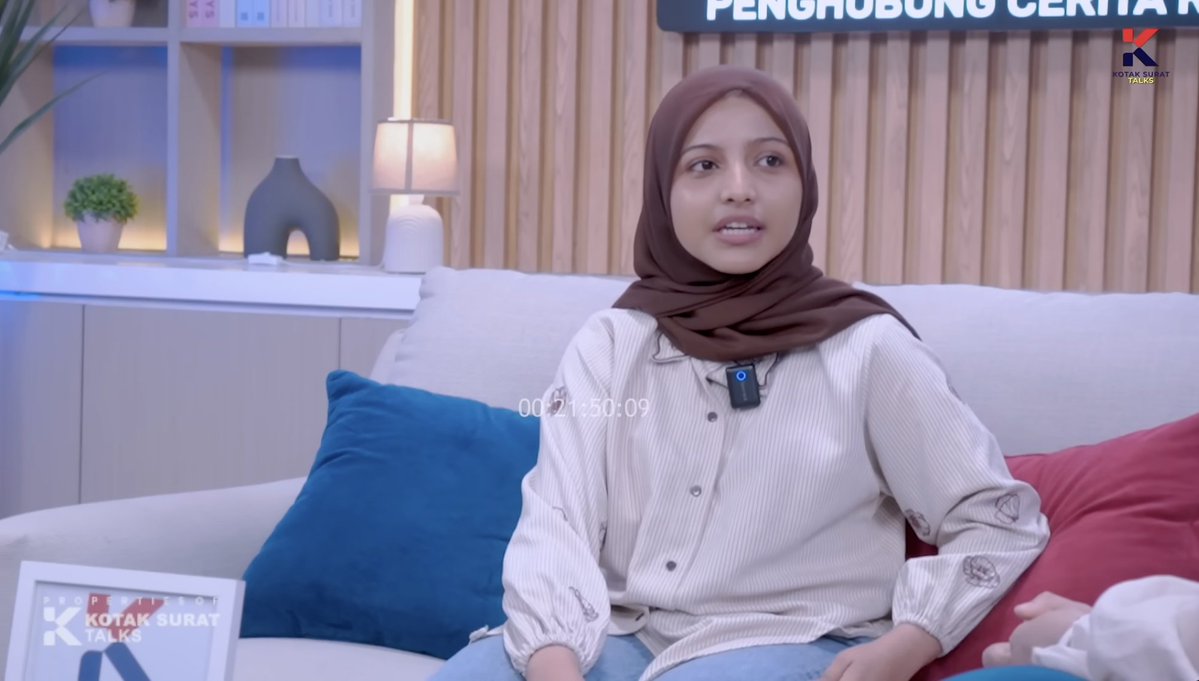 LambeSahamjja's tweet photo. keprihatinan fatimah soal kondisi DPR RI sekarang:
- DPR sekarang malah nyuarain kepentingan pemerintah ke rakyat
- kalo ada kebijakan prabowo yang ngawur/masalah
- malah DPR yang kasih klarifikasi 
- ini kebalik dari fungsi dpr yang harusnya nyuarain aspirasi rakyat ke pemerintah
- kondisi dpr sekarang tuh kayak jubir pemerintah
- kata dewan perwakilan rakyat 
- tapi entah rakyat mana yang di wakilkan