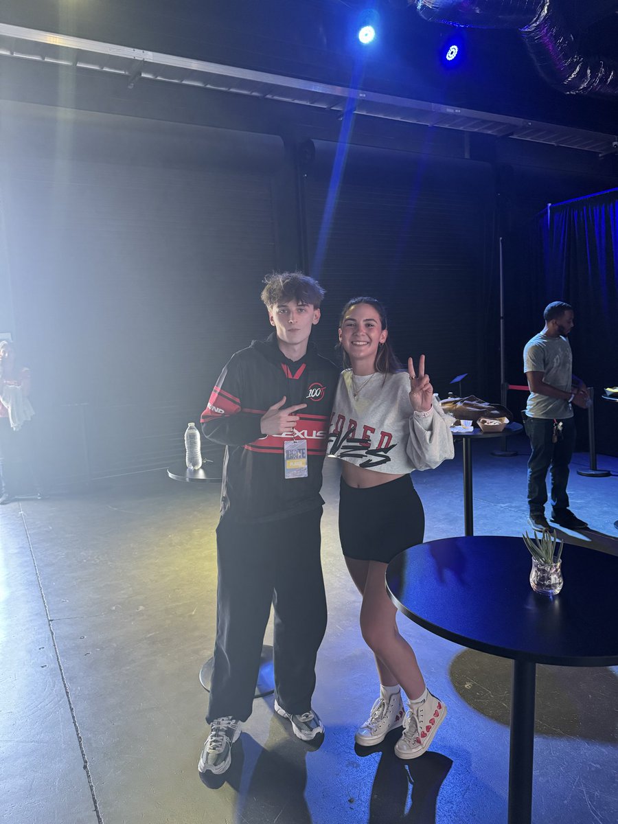 xCJXT's tweet photo. I’m sad mid season ends here, but ill keep supporting you and 100T until the end 💕 Thank you for taking a photo with me @Self__MR https://t.co/7ciV6VOH1D