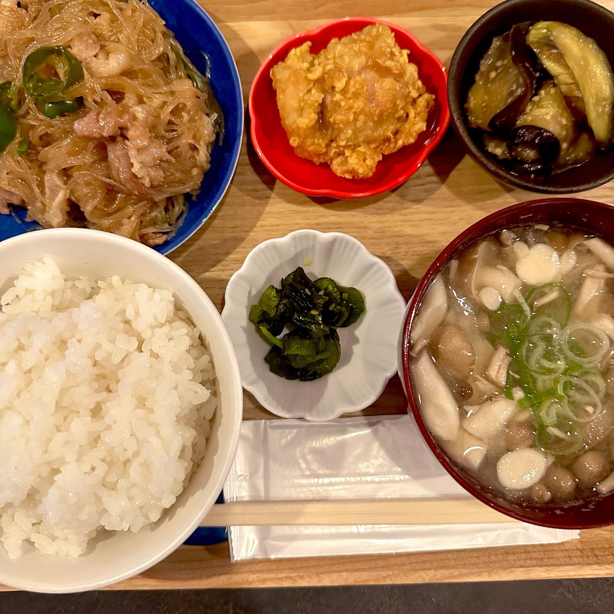 OBANZAI_CUE's tweet photo. おはようございます☀

ランチタイムおーぷんしました🍽️

✳︎おばんざいランチ(小鉢2種、メインおかず、漬物、味噌汁) ¥1000-

今日のメニューは
🍙豚こまとピーマンのオイスター春雨
🍙白だし唐揚げ
🍙茄子の味噌ダレ焼き
🍙しめじと玉ねぎのお味噌汁

✳︎肉吸い＆蘭王卵のTKGセット　¥950-

ご飯大盛り無料です✨

ダーツ🎯
オープン〜18時→1000円投げ放題
18時〜ラスト→1000円投げ放題

終日投げ放題1500円

orインコインオールゲーム100円です🙆‍♀️

よろしくお願いします❤️‍🔥