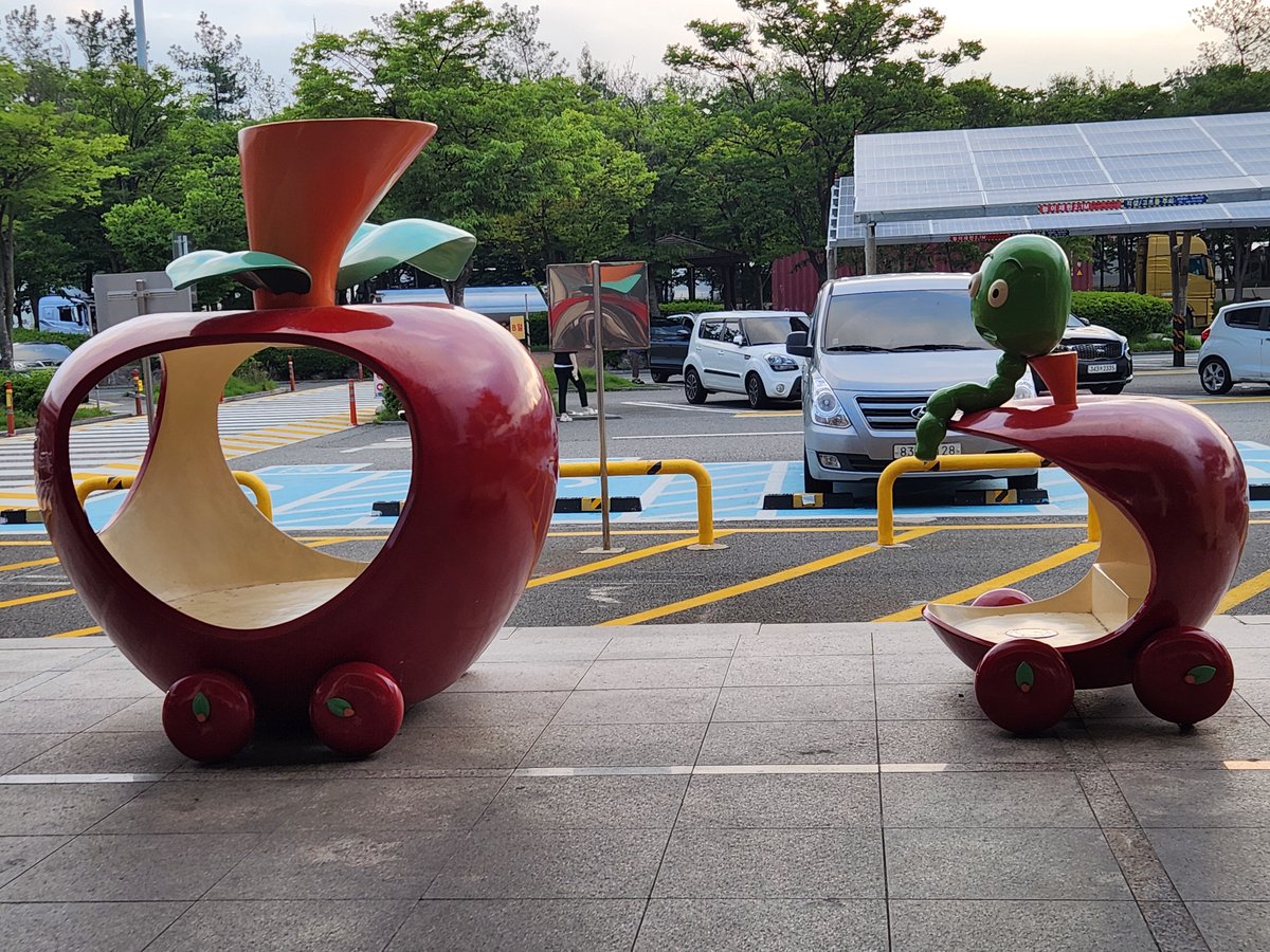 cafe_yotsuba's tweet photo. 충주 사과가 얼마나 달면.. 충주 휴게소엔 사과 파먹는 애벌레도 함께 있다.
근데 표정이 많이 먹어서 체한듯. https://t.co/kUzcGNEqBV