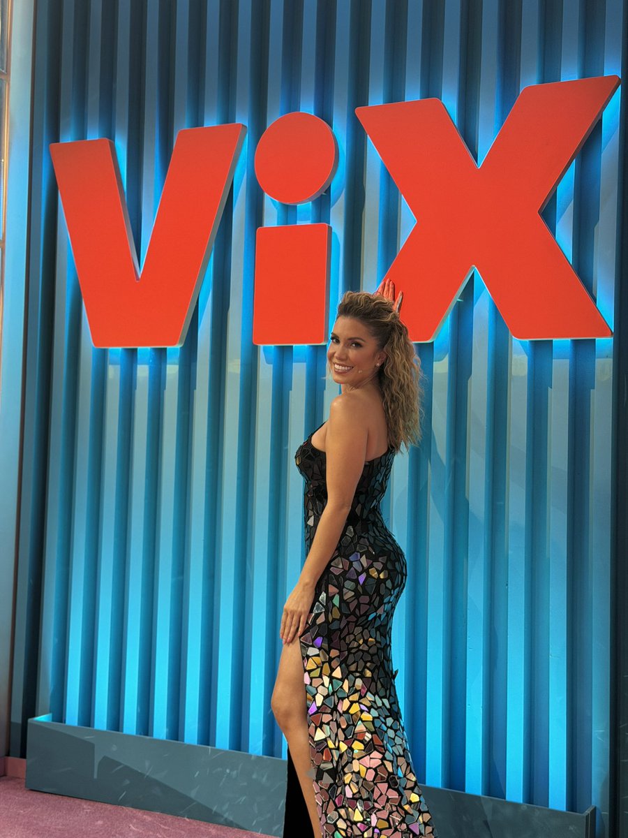 andyescalona's tweet photo. ¡Ya préndanle! Nos vemos a las 9:30 en la pregala de @VIX @LaCasaFamososMx https://t.co/9vea4vrniH