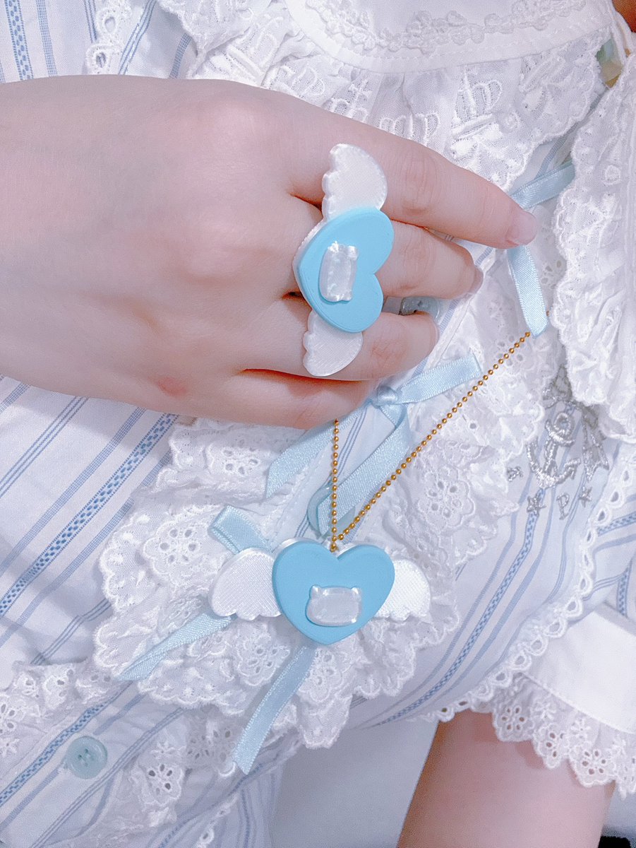 yonapi_art's tweet photo. 8/1 #kawaiifashionclub にて
はーとべあきゅん アクセサリー販売も行います。
にこにこ星さんのヘアピンなどもあります。

他にも
キャラメルリボンさん
Parca Silkeyさん
が、即売参加してくれます🎀 https://t.co/r13xRj5v8T