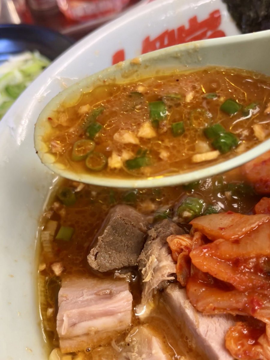 ra_men_hakase's tweet photo. 木更津【山岡家】
期間限定
旨辛スタミナラーメン［普通］960円
薬味ネギ［���ーポン］
海苔5枚［クーポン］
コロチャー6個［クーポン］
2年ぶりの旨辛スタミナ！
やっぱり美味いな！
ライスも注文するべきだった😋
ごちそうさまでした！
 #らーめんはかせ https://t.co/d8bQGaKieQ