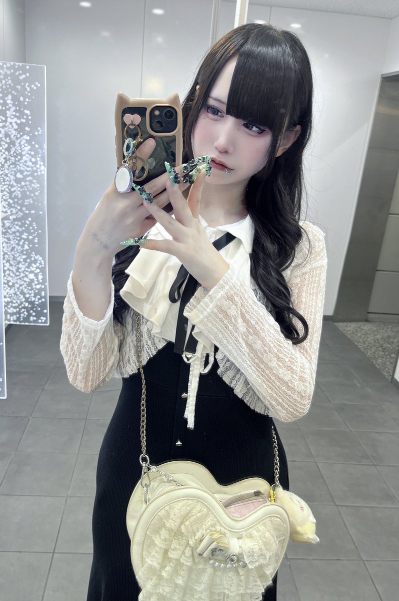 この可愛いワンピースは18日のこのライブで着るよ〜⬇️♡ 予約して見