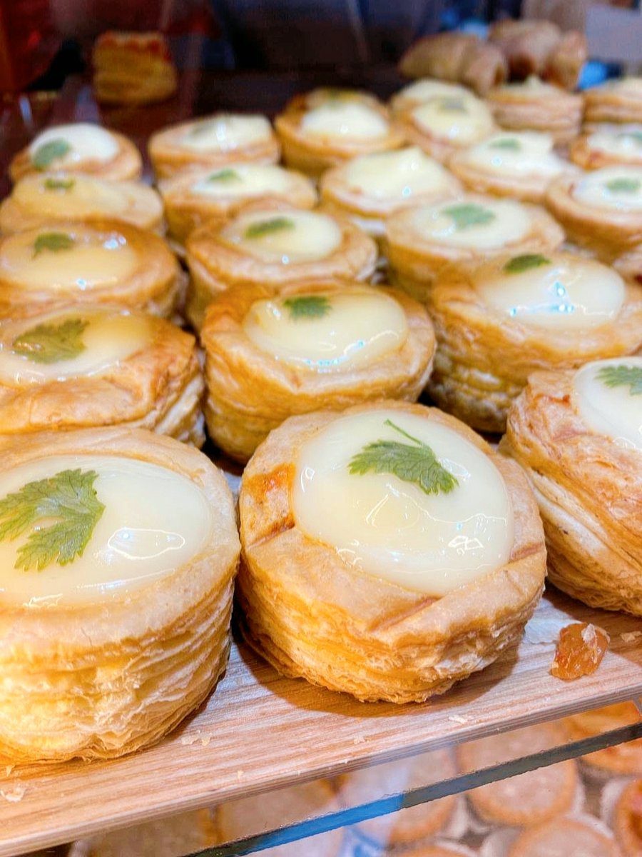 Kin24hrs's tweet photo. ร้านขนมสัมมากร เป็นร้านที่เจอทีไรก็ต้องแวะซื้ออ ค็อกเทลกุ้งในตำนานอร่อยมากกก แป้งพายบางกรอบ ข้างในเป็นกุ้งเต็มคำ โปะด้วยน้ำสลัดมายองเนสหวานตัดเปรี้ยวเล็กๆ เข้ากันไปหมด กินทีไรไม่เคยหยุดแค่อันเดียว ขนมอื่นก็อร่อยนะ แต่ตัวครีมของทาร์ตรู้สึกหวานโดดไปหน่อย https://t.co/mEGxJJgJxm