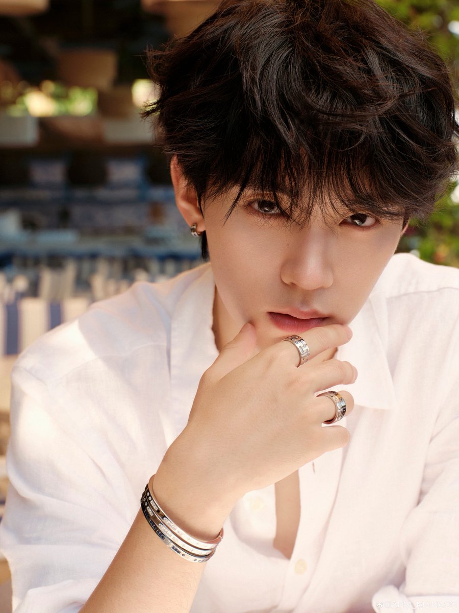 zhouyiran_thai's tweet photo. [📸] 260731 |  APM_MONACO Update 

“การแข่งรถ คือความหลงใหลที่เรามีร่วมกัน”

จากการเดินเล่นริมชายฝั่งทะเลสีคราม สู่สนามแข่งอันดุเดือด @apm_monaco และ @周翊然Tz ร่วมกันเปิดฉากบทที่สองของ #翊段心动旅程 (การเดินทางแห่งหัวใจที่เต้นแรงร่วมกัน)

เงียบสงบไปกับการฟังเสียงคำรามของเครื่องยนต์ ปล่อยให้จังหวะการเต้นของหัวใจเคลื่อนไหวไปพร้อมกัน ยึดมั่นในความตั้งใจแรกเริ่ม และมุ่งสู่สิ่งที่เราหลงใหลร่วมกัน นั่นคือพลังขับเคลื่อนที่ทำให้เราจับมือก้าวเดินไปด้วยกัน

 #Zhouyiran #โจวอี้หราน #周翊然