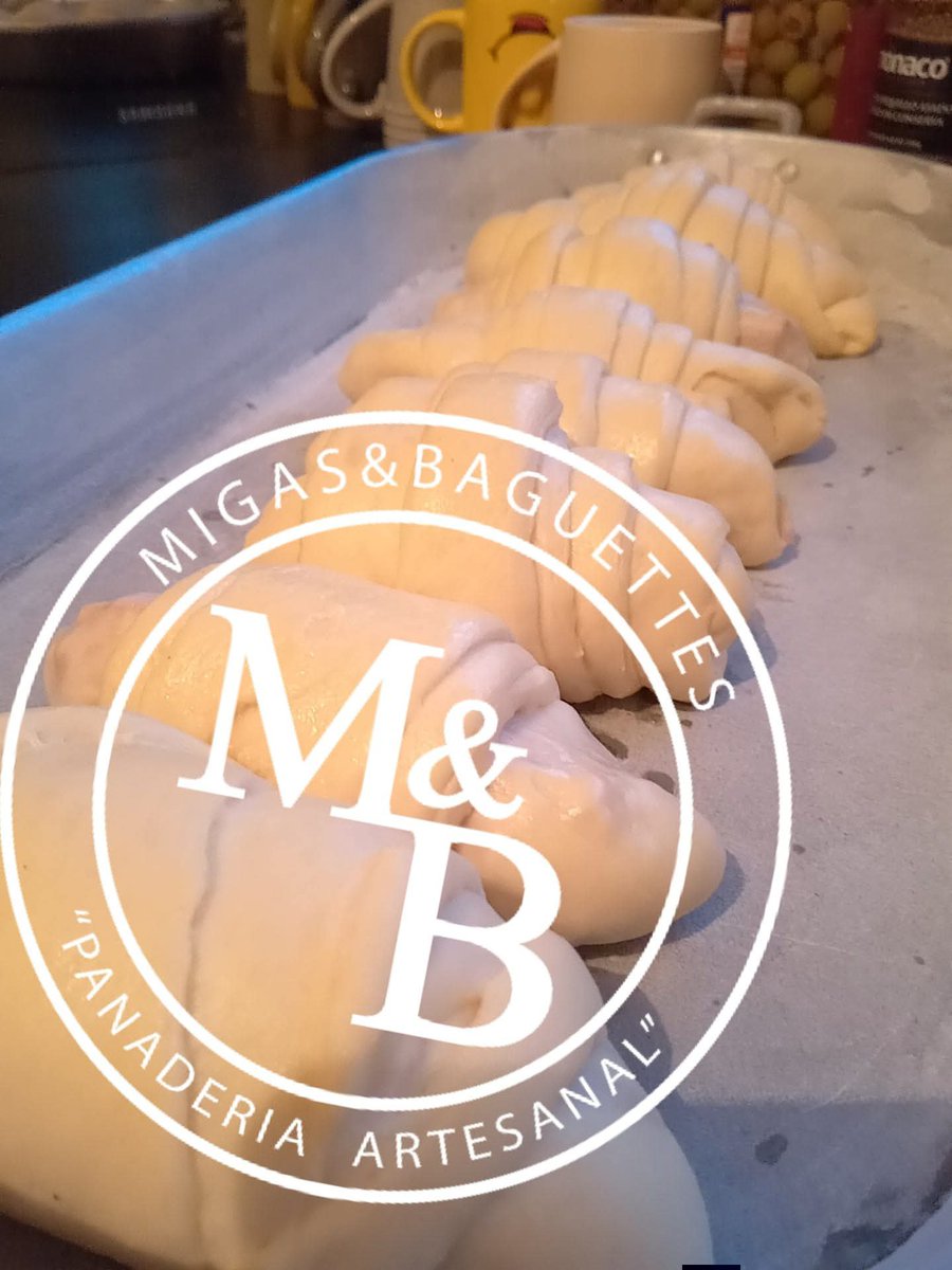 migasybaguettes's tweet photo. Trabajando ando! Ya perdí la cuenta de cuántos Cachitos he hecho hoy... Éstos muchachones se van para el horno en este momento... Fuego 🔥😋😜
#Cachitos #Croissant https://t.co/EMTVMOV0Nl