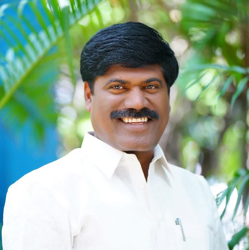 KomatireddyKVR's tweet photo. మలిదశ తెలంగాణ ఉద్యమకారుడు, నర్సంపేట మాజీ ఎమ్మెల్యే సోదరుడు పెద్ది సుదర్శన్ రెడ్డి గారి మరణం తీవ్ర దిగ్భ్రాంతిని కలిగించింది. తెలంగాణ ఉద్యమంలో ఆయన సేవలు చిరస్మరణీయం.
వారి కుటుంబ సభ్యులకు నా ప్రగాఢ సానుభూతిని తెలియజేస్తూ, ఆయన ఆత్మకు శాంతి చేకూరాలని ఆ భగవంతుడిని ప్రార్థిస్తున్నాను.
#PeddiSudarshanReddy