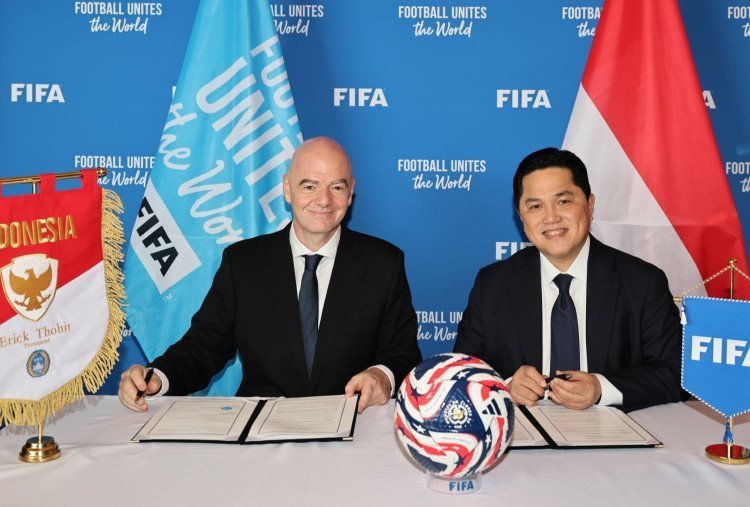 idextratime's tweet photo. 🚨 NEW : Ketua umum PSSI, Erick Thohir, menyatakan mendukung rencana Presiden FIFA, Gianni Infantino untuk menjual saham senilai miliaran dolar hak komersial Piala Dunia kepada investor swasta.

Sky News telah berbicara dengan Erick Thohir, yang mengatakan bahwa uang yang terkumpul dari pembentukan FIFA Forward Enterprise (FFE), dapat memainkan peran penting dalam meningkatkan standar sepak bola di Indonesia.

🗣️ Erick Thohir : "Sepak bola Indonesia telah mengalami transformasi dalam tiga tahun terakhir, telah dibenahi dan dibersihkan. Peringkat tim nasional juga naik dari posisi 174 ke 118. Untuk melanjutkan transformasi ini, dibutuhkan pendanaan."

Namun Erick menyatakan keputusan akhir tetap berada di tangan 211 asosiasi anggota FIFA melalui mekanisme pemungutan suara. 

🗣️"Jika anggota FIFA menyetujuinya, itu menunjukkan memang ada kebutuhan agar kesepakatan ini terlaksana."

📝 @MarkKleinmanSky