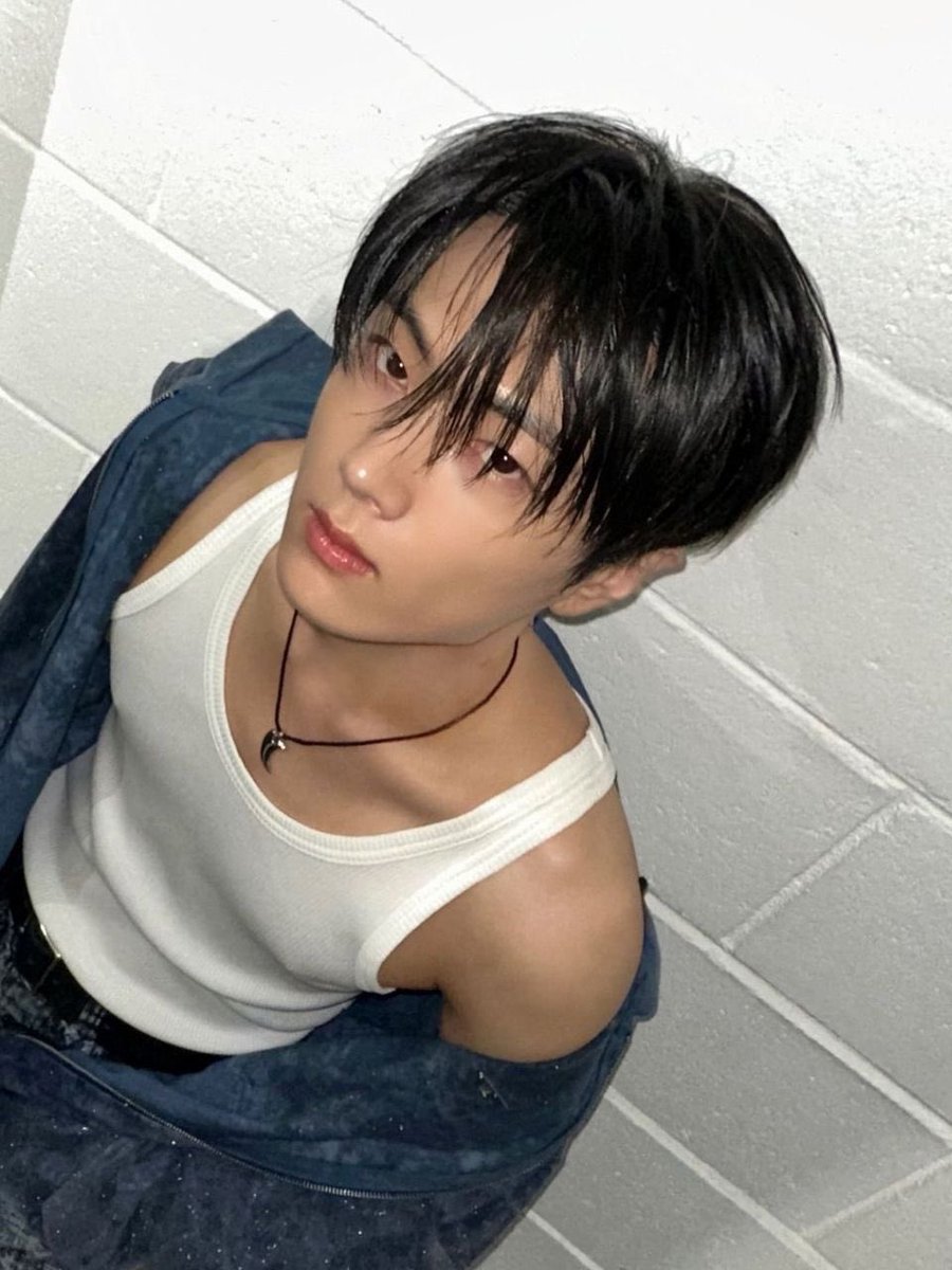 wonhypens's tweet photo. post a picture of yourself + your biases and let your oomfs decide who fits you the best https://t.co/YUIoNsCPmS